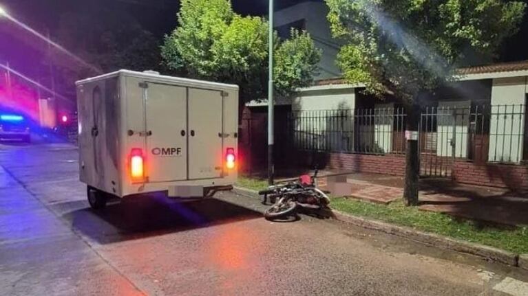 Perdió el control de su moto y murió al chocar con un árbol.