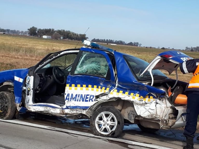 Perdió el control del auto, atropelló a policías y uno murió 