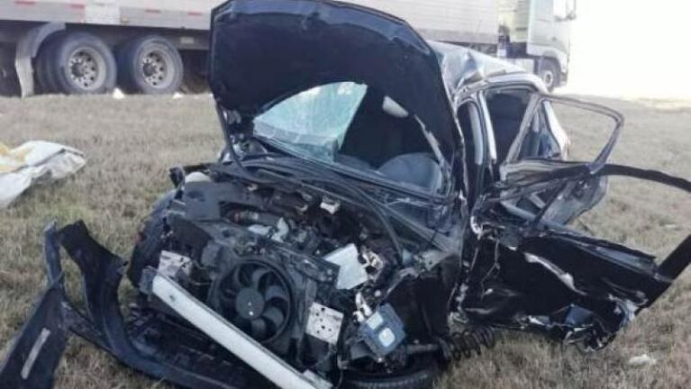 Perdió el control del auto, atropelló a policías y uno murió 