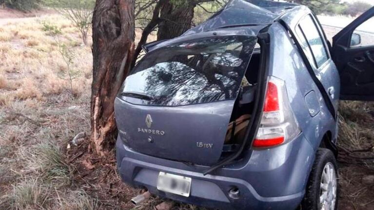 Perdió el control del auto e impactó de lleno contra el árbol.