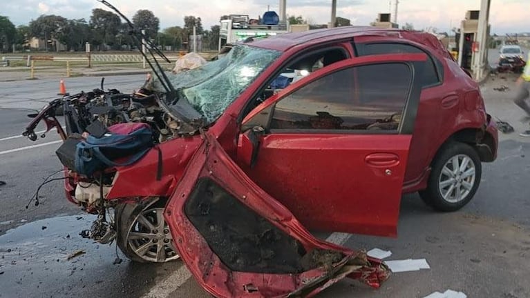 Perdió el control del auto y chocó contra el peaje de la autopista