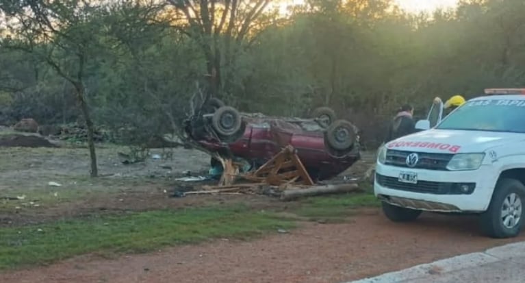 Perdió el control del auto y se dio vuelta en una ruta de Córdoba: está gravísimo