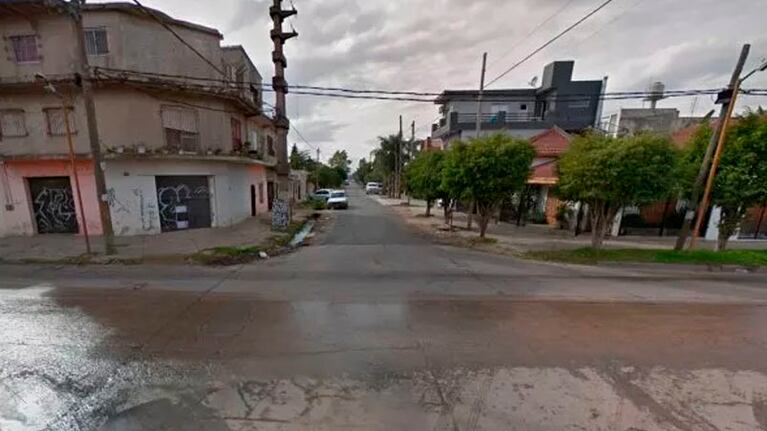 Perdió el pase sanitario, se escondió en un árbol y lo encontraron.