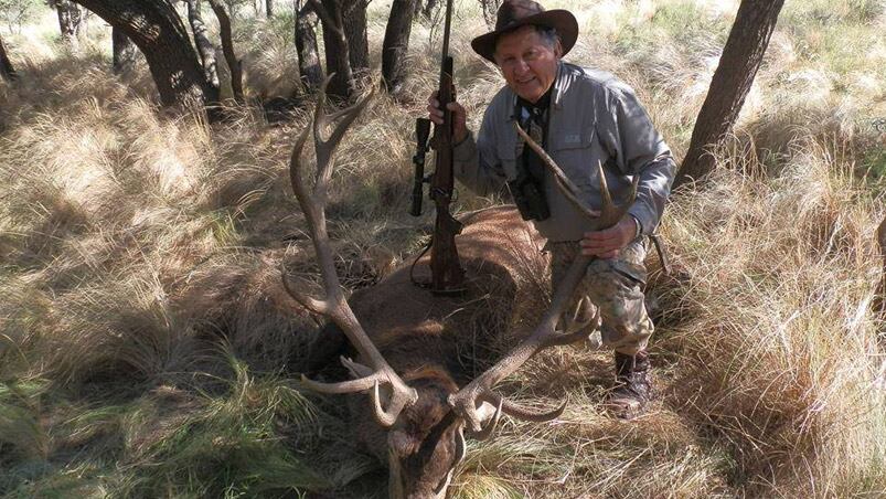 Pereyra posando junto al animal cazado.