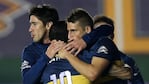 Pérez y Calleri, autores de los goles, festejan con Tevez, la figura de la noche.