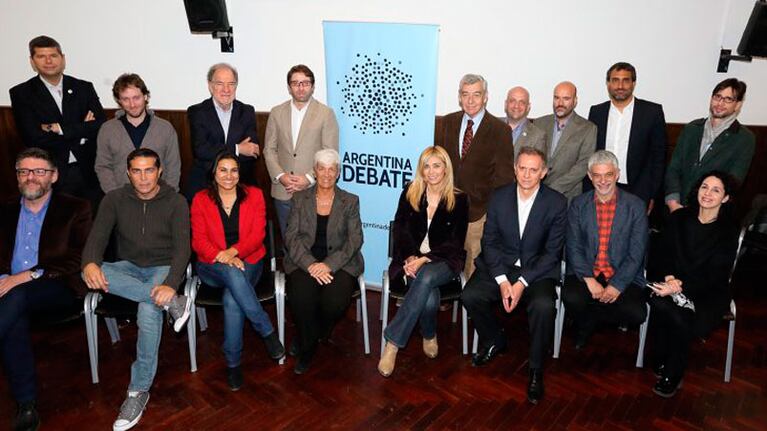 Periodistas y productores, listos para el primer debate presidencial de la historia argentina. Foto: Infobae