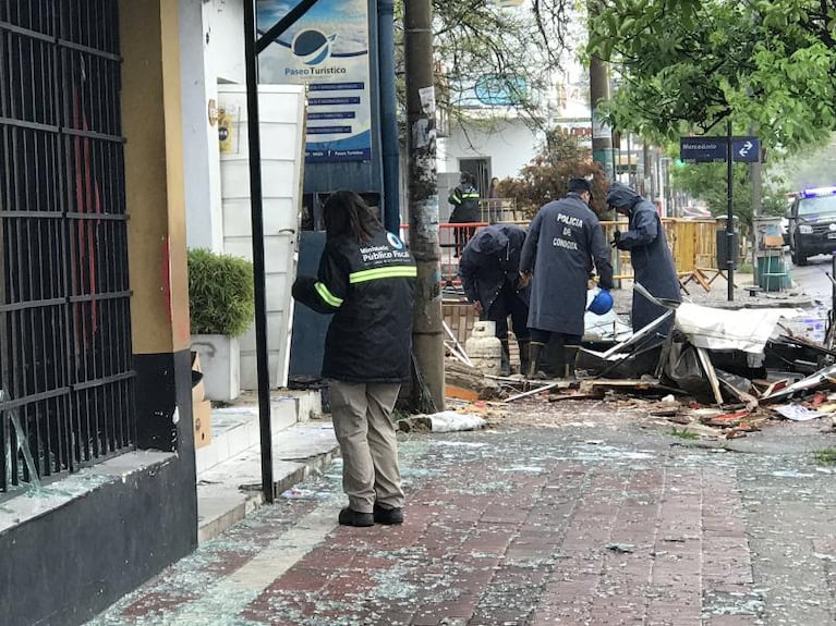 Peritos trabajan sobre la pizzería que estalló ayer