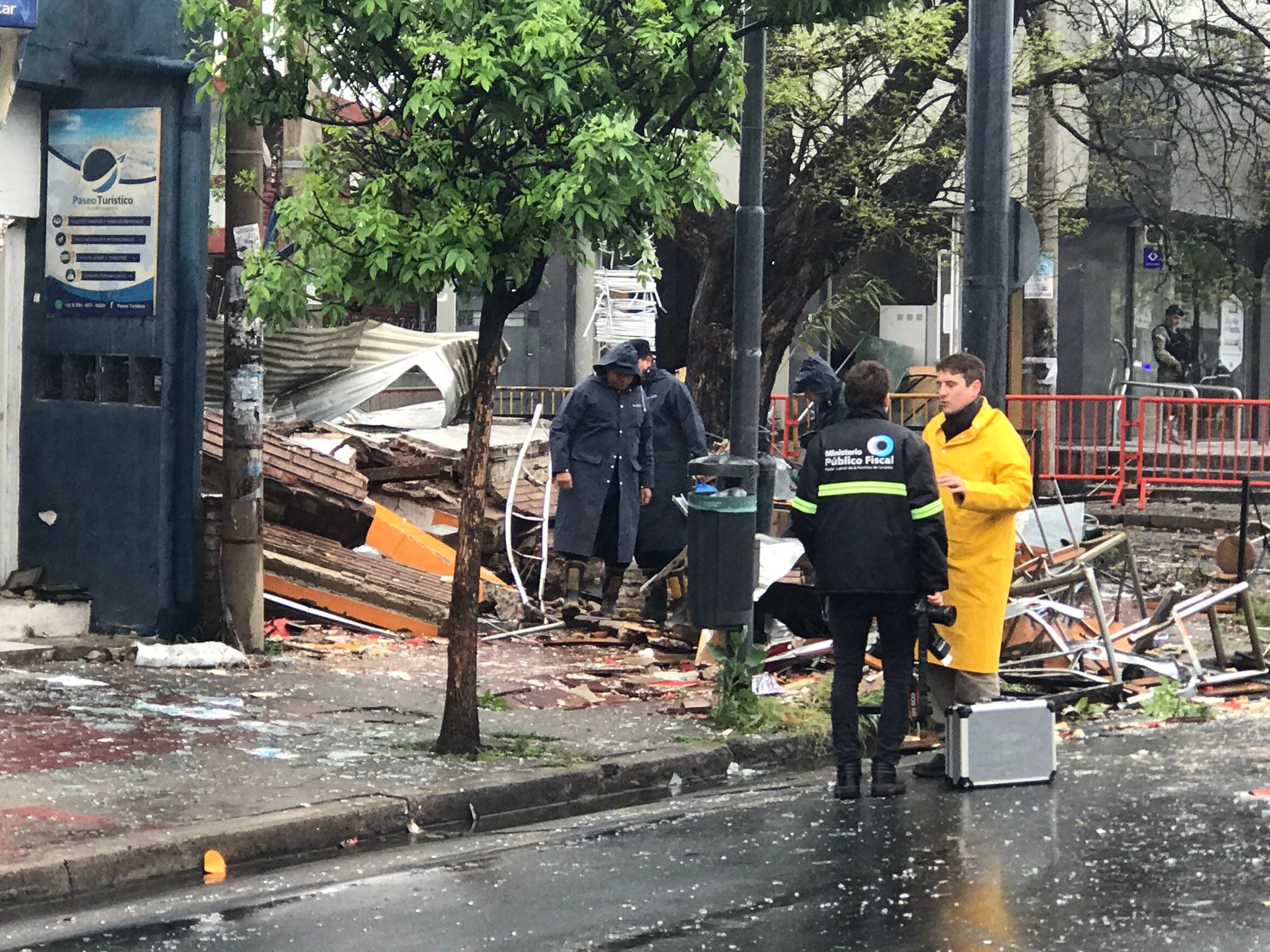 Peritos trabajan sobre la pizzería que estalló ayer