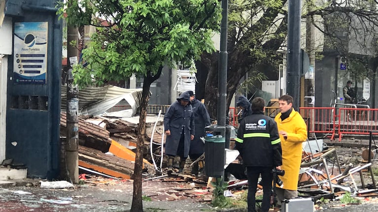 Peritos trabajan sobre la pizzería que estalló ayer