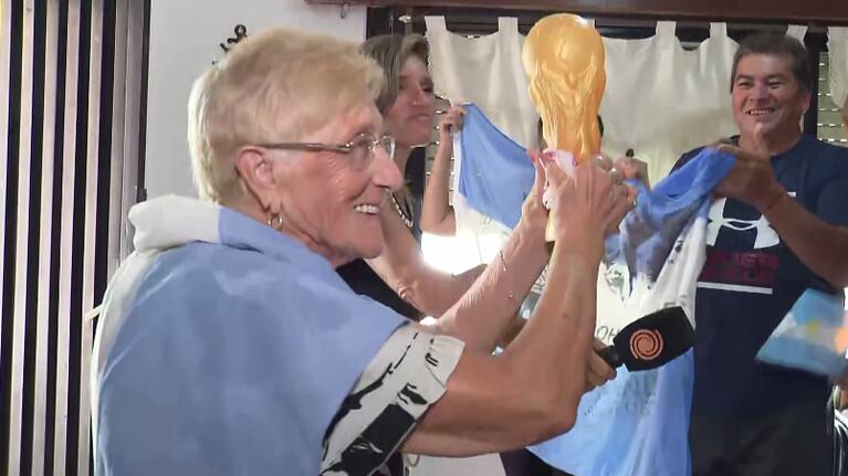 Perla levantó la Copa como Messi en su cumpleaños