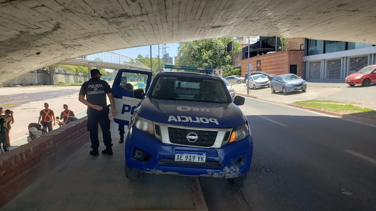 Persona en situación de calle cayó al río y fue rescatada por la policía.