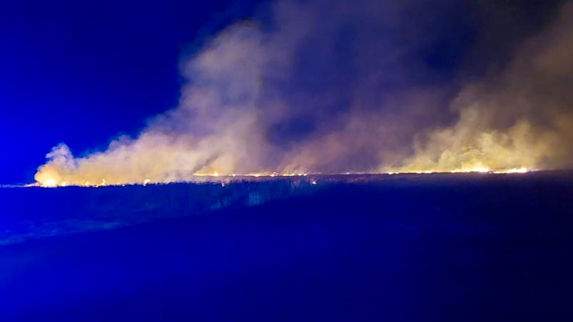 Personal de Bomberos Voluntarios de Alta Gracia intentan contener el incendio.