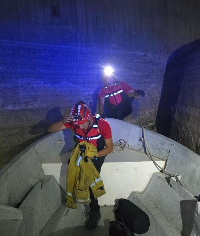 Personal de Duar rescató un gato que casi cae al Embudo.