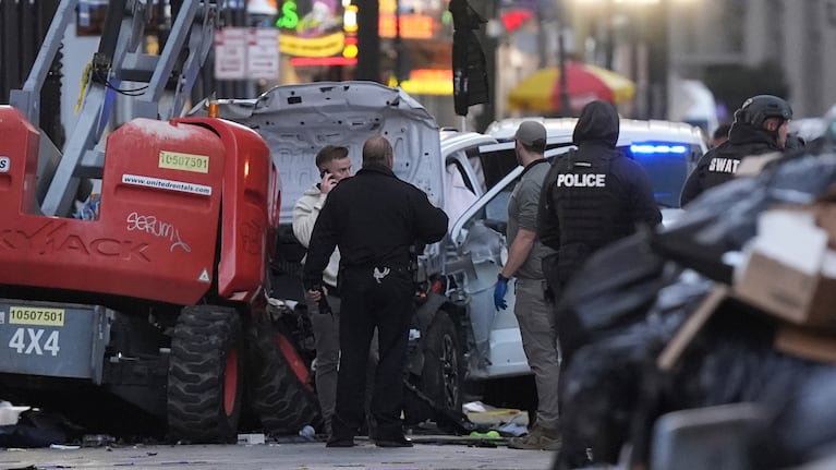 Personal de emergencias revisa un área en que un vehículo arrolló a una multitud en el cruce de las calles Canal y Bourbon de Nueva Orleans, el miércoles 1 de enero de 2025. (AP Foto/Gerald Herbert)
