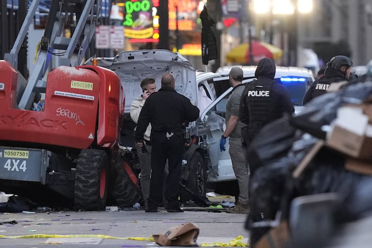 Personal de emergencias revisa un área en que un vehículo arrolló a una multitud en Nueva Orleans.