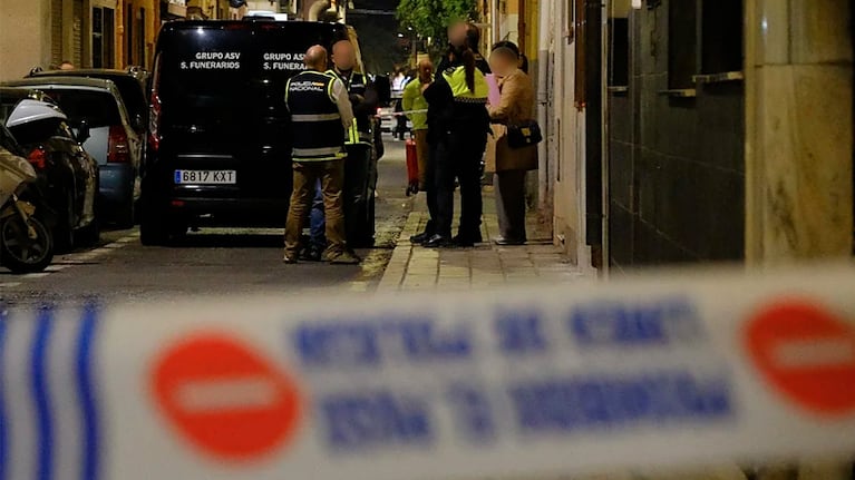 Personal de Homicidios investiga el caso de la pareja argentina muerta en España. Foto: Todo Alicante.