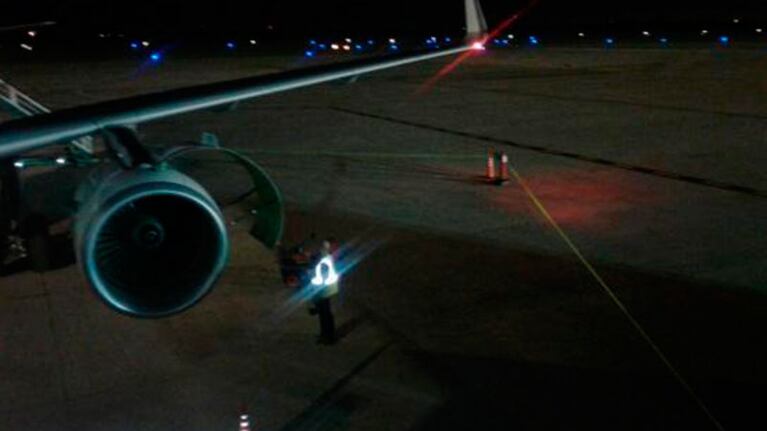 Personal de la compañía revisando la aeronave. Foto: redes sociales.