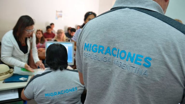 Personal de Migraciones controlará a los argentinos que regresaron del exterior.
