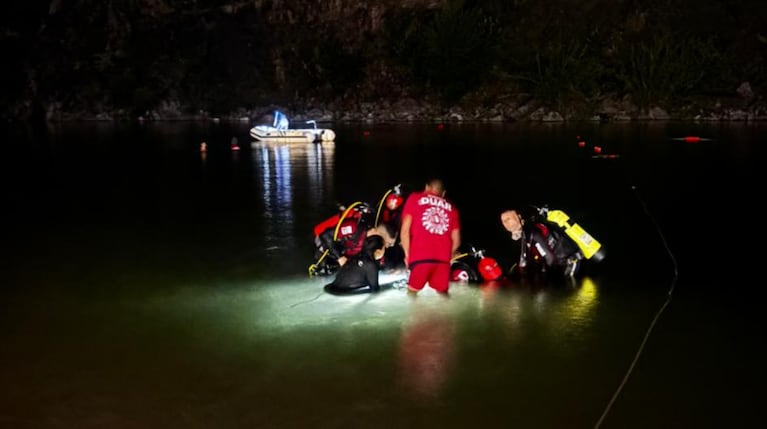 Personal de rescate trabajó durante la madrugada en la Laguna Azul.