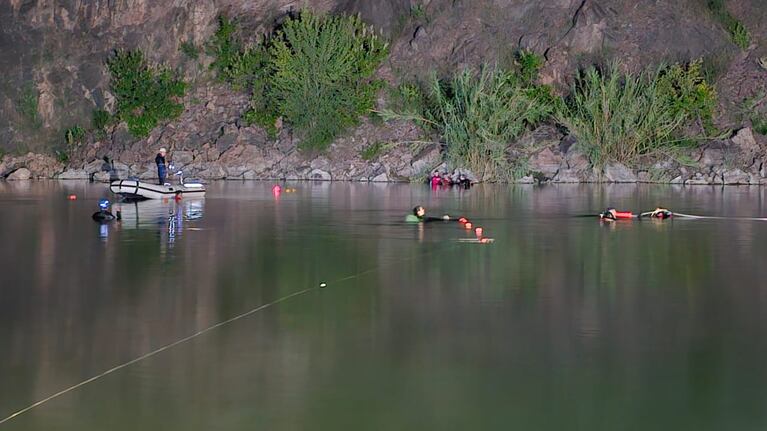 Personal de rescate trabajó durante la madrugada en la Laguna Azul.