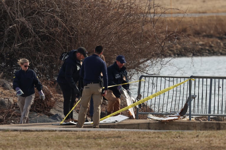 Personal del FBi en las inmediaciones del accidente.  REUTERS/Kevin Lamarque