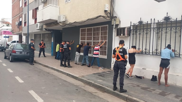 Personal policial de Córdoba detuvo a 11 adolescentes por robo piraña.
