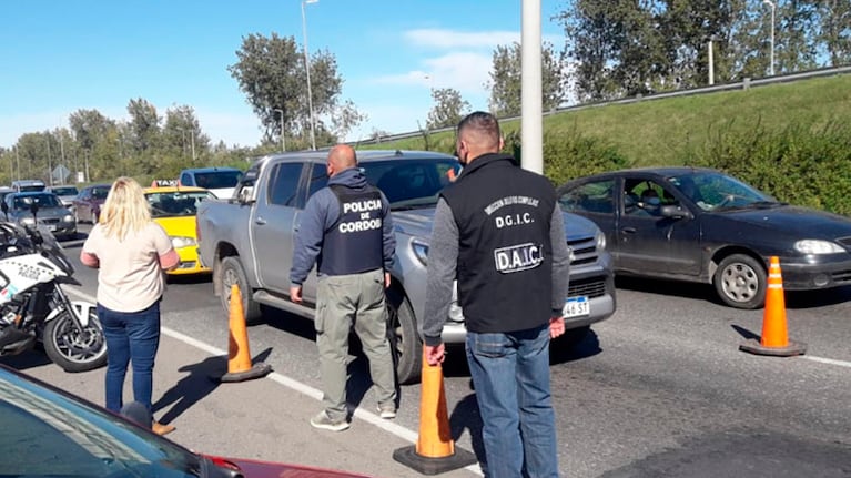 Personal policial durante un control en zona sur.