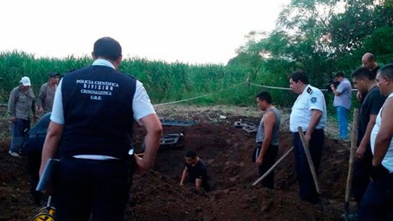 Personal policial encontró el auto enterrado. Foto: Comunicaciontucuman.gob.ar.