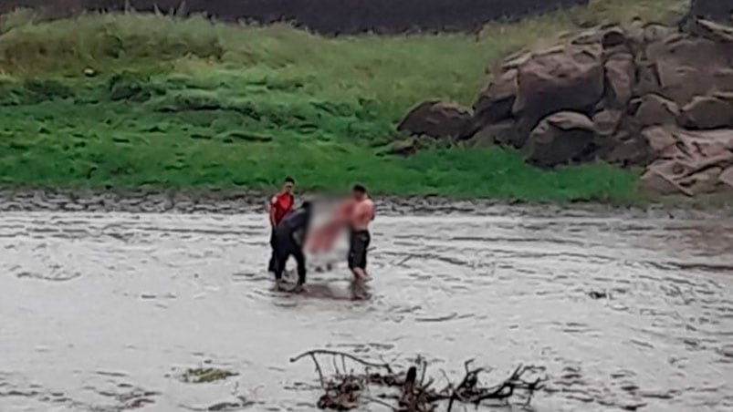 Personal policial encontró el cuerpo sobre el arroyo.