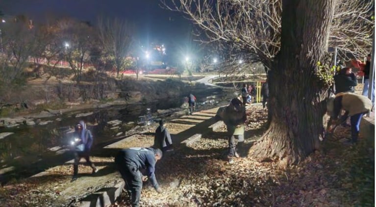 Personas buscando la recompensa que El Duende escondió (Foto: Carlos Paz Vivo)