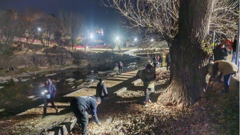 Personas buscando la recompensa que El Duende escondió (Foto: Carlos Paz Vivo)