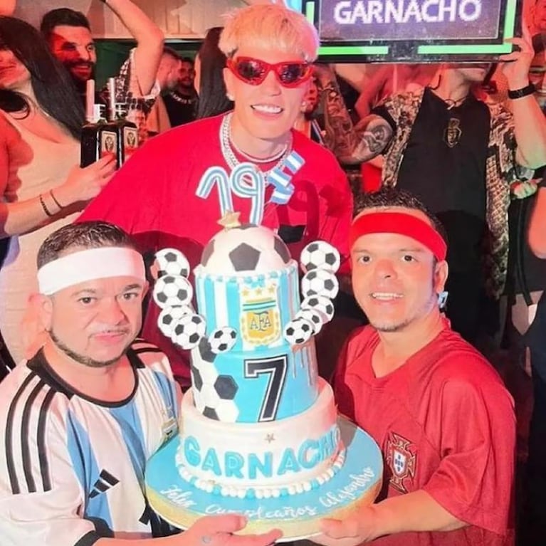 Personas de talla baja y torta de la Selección: el excéntrico festejo de Alejandro Garnacho
