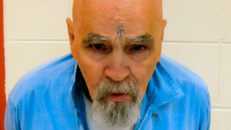 Pertenencias de Charles Manson descansan en vitrinas de un museo.