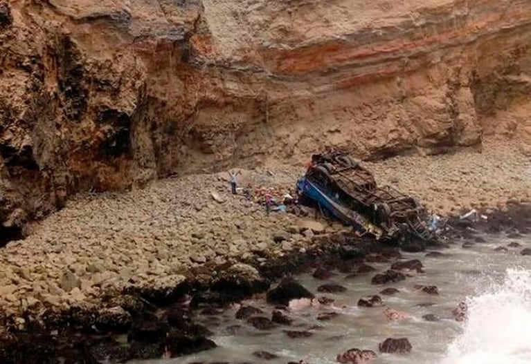 Perú: 48 muertos tras la caída de un colectivo por un precipicio