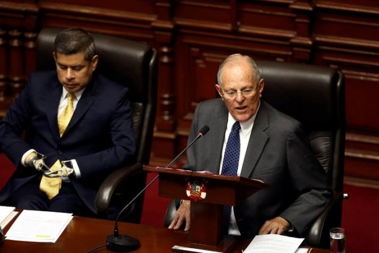 Perú debate la destitución del presidente y un congresista lo reemplazaría