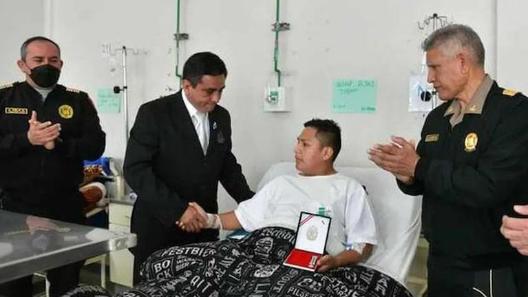 Perú: premiaron con una medalla a un policía que mató a balazos a un ladrón