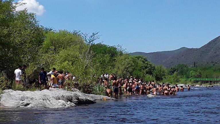 Pese a los controles, los jóvenes intentaron y lograron reunirse en grupos.