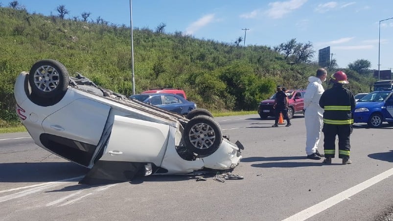 Pese al fuerte impacto, la mujer habría resultado sin heridas de gravedad.