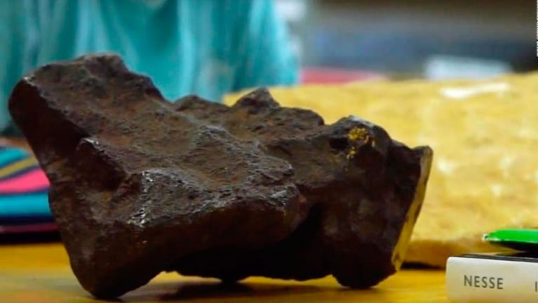 Pese al tamaño, los trozos de meteorito son mucho más pesados de lo que aparentan. / Foto: CNN
