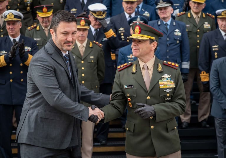 Petri junto al nuevo ministro de Defensa.