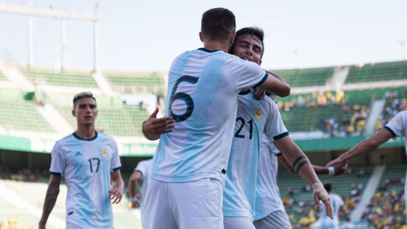 Pezzella abraza a Dybala. El cordobés jugó todo el segundo tiempo.