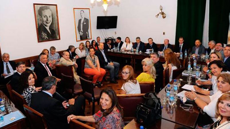 Pichetto encabezó la reunión con senadores y gobernadores K y del PJ.