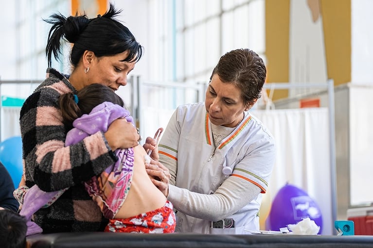 Piden revisar el carnet de vacunas.