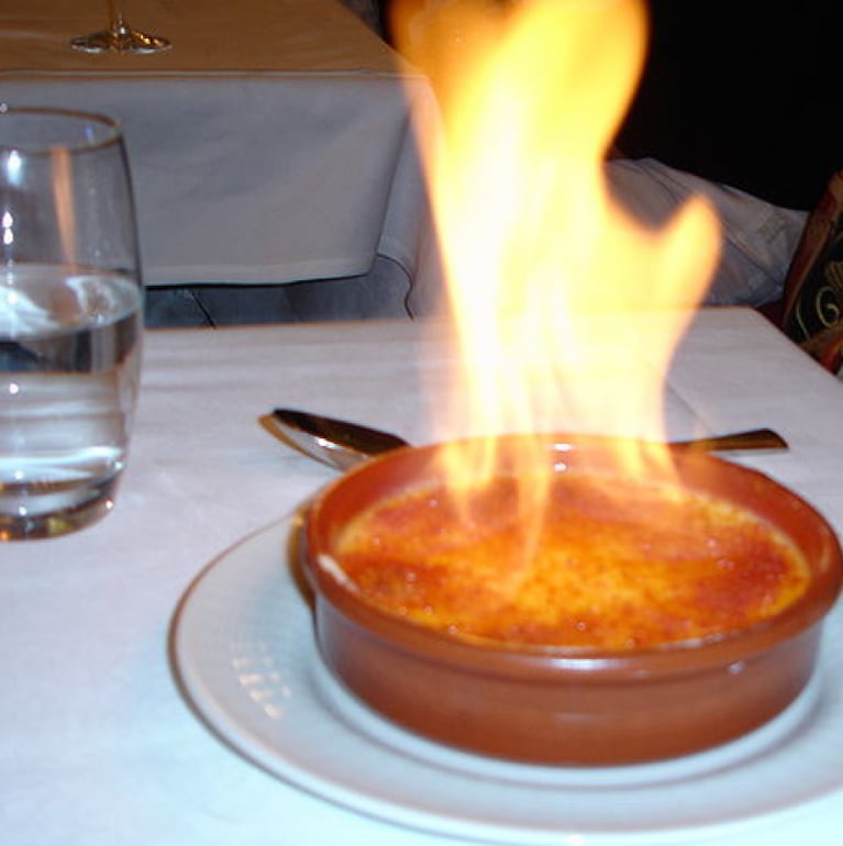 Pidió un postre y terminó con la cara quemada