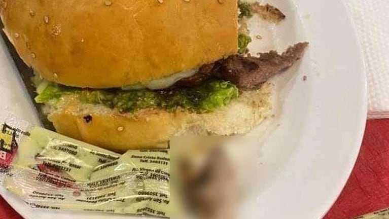 Pidió una hamburguesa, le dio tres mordiscos y casi se come un dedo humano