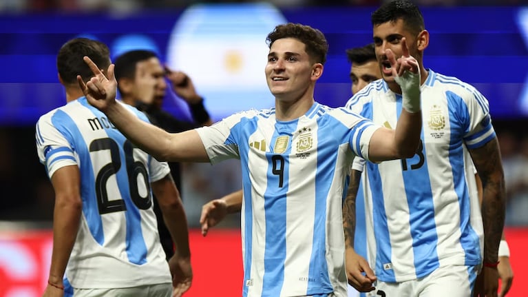 Piecitos y buena compañía: la foto que subió Julián Alvarez de su perro y su bebé que derritió a todos