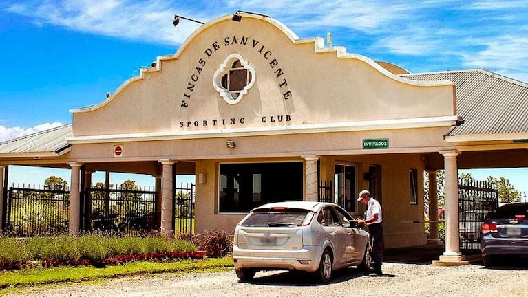 Pileta, cancha de fútbol y expensas de 200 mil pesos: así es la lujosa mansión de Insaurralde