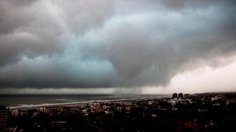 Pinamar: una tromba marina destrozó todo a su paso 