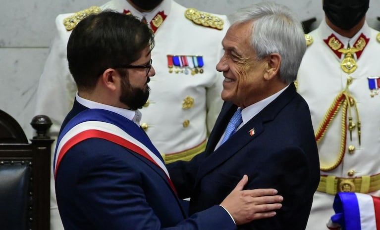 Piñera junto a Boric en el traspaso de poder de 2022.