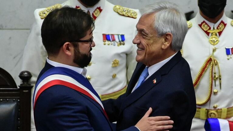 Piñera junto a Boric en el traspaso de poder de 2022.